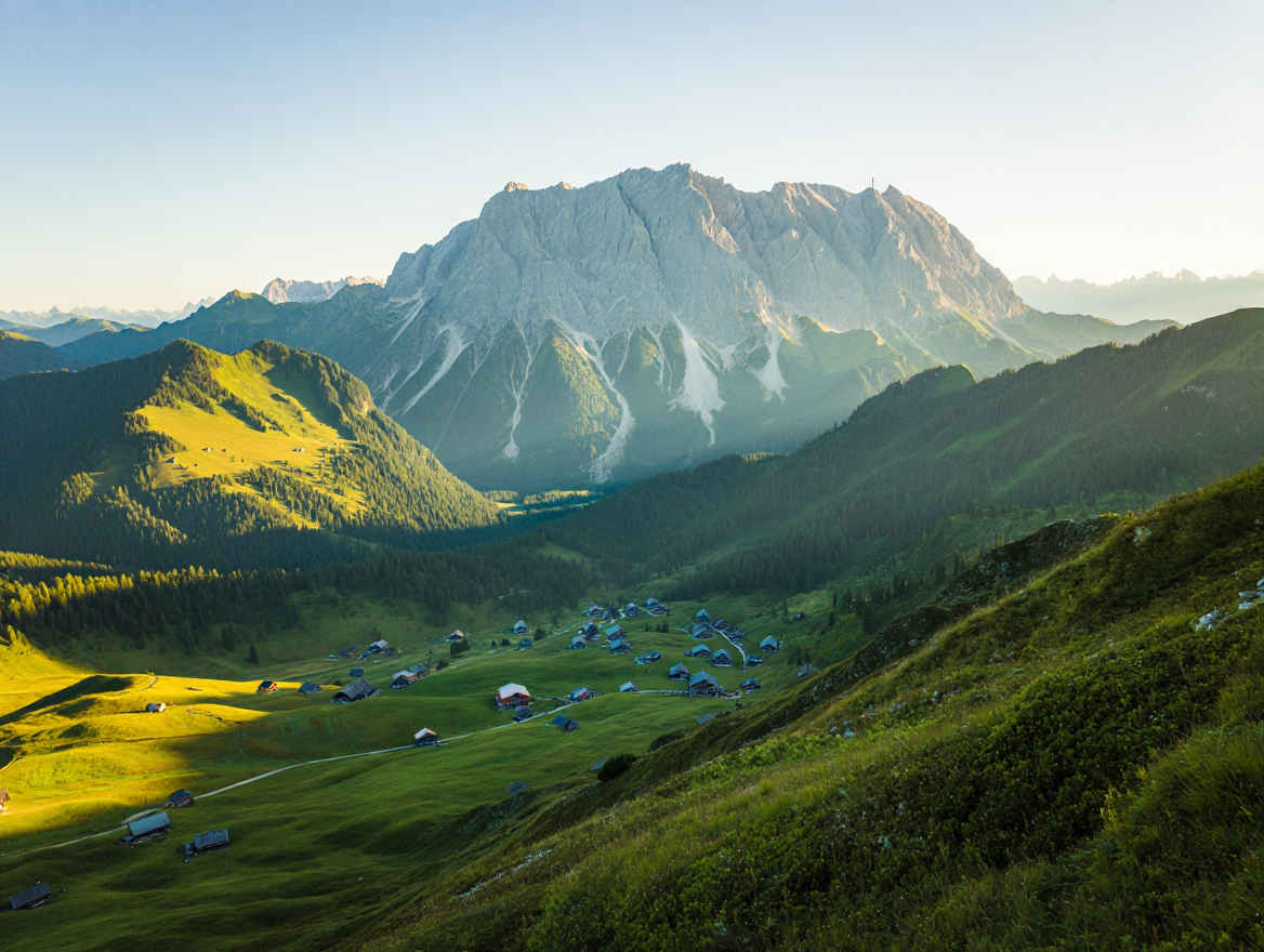 Malerische Sicht auf die Zugspitze und bayerische Berglandschaft mit grünen Wiesen
