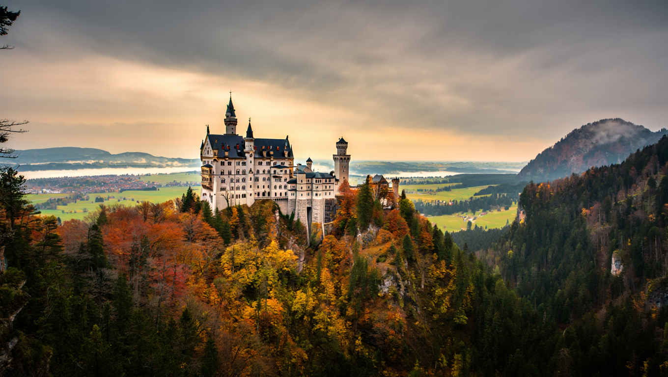 Schloss Neuschwanstein vor dem Hintergrund der Bayerischen Alpen im Herbst